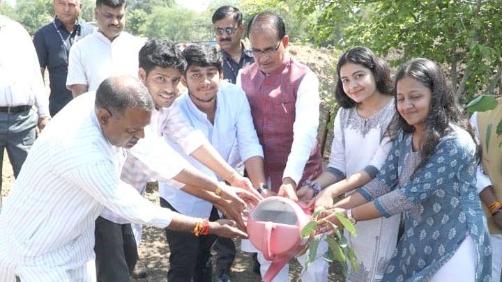 मुख्यमंत्री श्री चौहान ने पर्यावरण-प्रेमी और सामाजिक कार्यकर्ताओं के साथ पौध-रोपण किया
